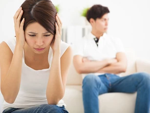 Về nhà sau đêm tăng ca, tôi thấy đôi dép lạ của đàn ông trước cửa, ngạc nhiên nhưng không sốc bằng cảnh tôi bắt gặp trong phòng ngủ của mẹ