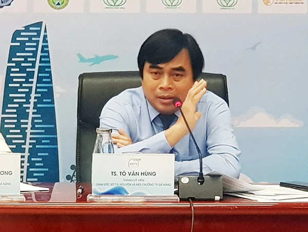 Giám đốc Sở TN&MT Đà Nẵng Tô Văn Hùng trả lời phóng vấn báo chí về hai dự án nhà máy xử lý rác trên địa bàn TP