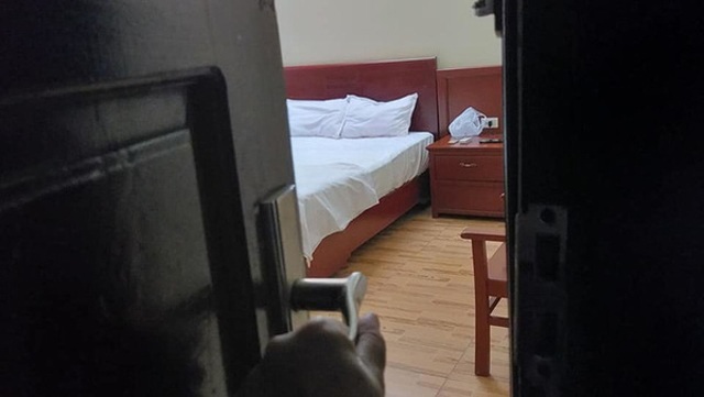 Nghi nhà có trộm, vợ lén lắp camera phát hiện sự thật động trời về chồng mình