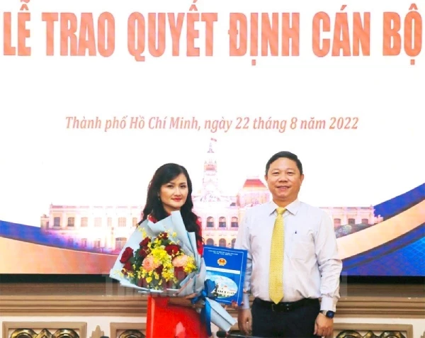 Phó Chủ tịch UBND TP Hồ Chí Minh Dương Anh Đức trao quyết định của UBND TP Hồ Chí Minh cho nhà báo Bùi Hương.