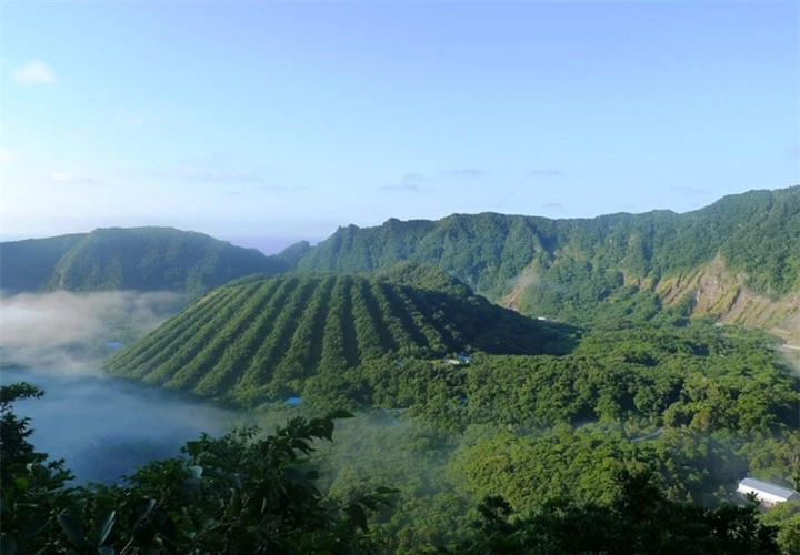 Hòn đảo núi lửa nằm biệt lập giữa biển khơi như thiên đường dưới hạ giới - 3