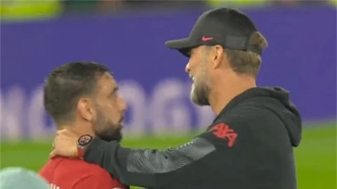 Klopp nói gì khi 'bóp cổ' Bruno Fernandes?