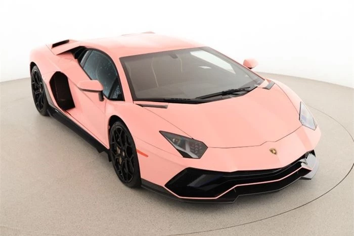  Chiếc Aventador Ultimae màu hồng đang được Lamborghini Las Vegas rao bán cùng mức giá 988.888 USD, gần gấp đôi mức giá chính hãng khi siêu xe này ra mắt. 