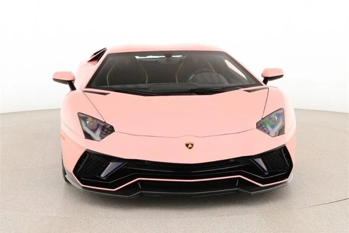  Khách hàng có thể lựa chọn 18 màu sơn ngoại thất, và hơn 300 màu sơn đặc biệt theo chương trình cá nhân hóa xe do đội ngũ Ad Personam của Lamborghini đảm nhiệm. 