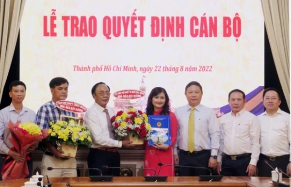 Nhà báo Bùi Hương - Tân Phó Tổng biên tập phụ trách, Tạp chí Khoa học phổ thông nhận hoa chúc mừng trong cương vị mới.