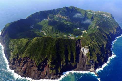 Hòn đảo núi lửa nằm biệt lập giữa biển khơi như thiên đường dưới hạ giới