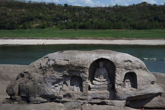 Sông Dương Tử cạn vì "hạn hán ngược", bất ngờ phát lộ 3 tượng Phật cổ hàng trăm năm tuổi