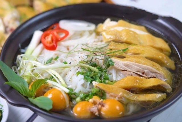 Đầu bếp kinh nghiệm 20 năm chia sẻ: Thả thứ này vào nấu phở gà chuẩn vị vừa thanh vừa ngọt