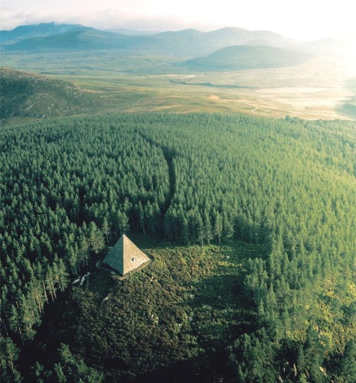 ‘Kim tự tháp bí mật’ ở Scotland ẩn giữa cánh rừng bạt ngàn - 1