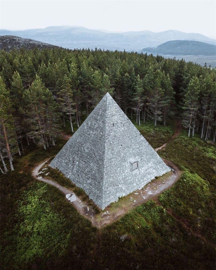 ‘Kim tự tháp bí mật’ ở Scotland ẩn giữa cánh rừng bạt ngàn - 2