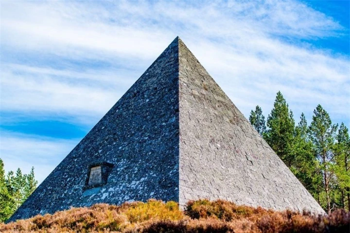 ‘Kim tự tháp bí mật’ ở Scotland ẩn giữa cánh rừng bạt ngàn - 3