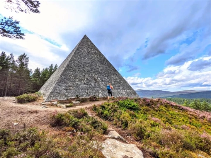 ‘Kim tự tháp bí mật’ ở Scotland ẩn giữa cánh rừng bạt ngàn - 4