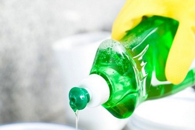 Không ngờ chỉ với vài giọt nước rửa bát đã giúp bạn thông bồn cầu hiệu quả, vài phút là thoát nước trơn tru