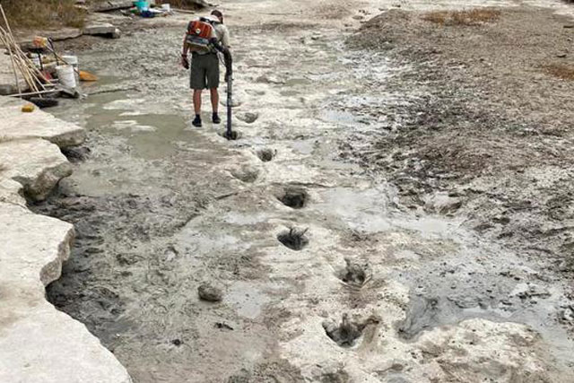 Hạn hán đã giúp cho các nhà khoa học phát hiện ra dấu vết khủng long từ 113 triệu năm trước!