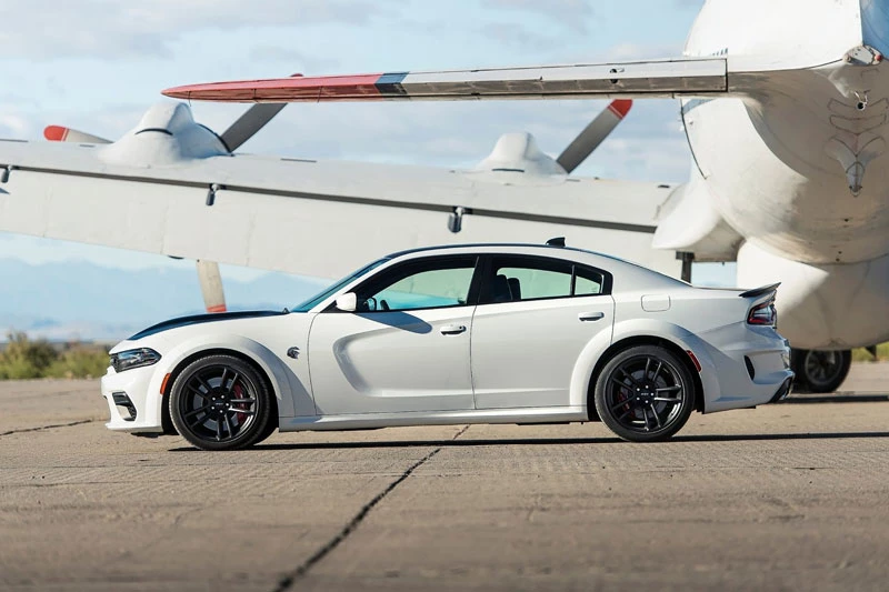 4. Dodge Charger Hellcat Redeye 2022 (vận tốc tối đa: 327 km/h).