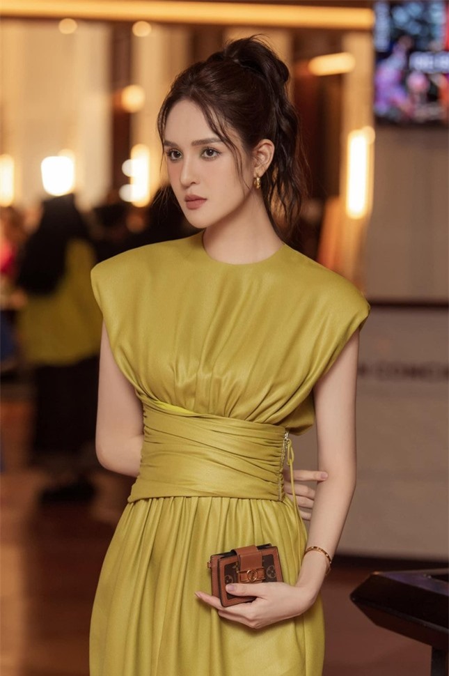 Tiểu Vy diện mốt khoe nội y sexy, Hoàng Thuỳ nóng bỏng không kém với váy cut-out táo bạo ảnh 10