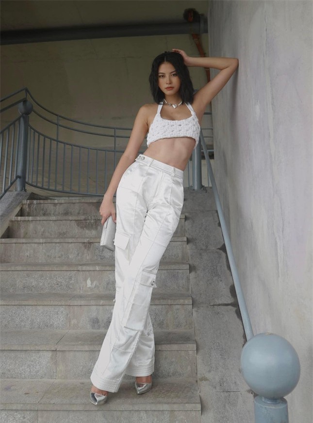 Tiểu Vy diện mốt khoe nội y sexy, Hoàng Thuỳ nóng bỏng không kém với váy cut-out táo bạo ảnh 12