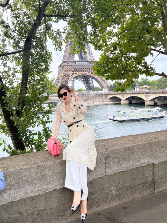 Tiểu Vy diện mốt khoe nội y sexy, Hoàng Thuỳ nóng bỏng không kém với váy cut-out táo bạo ảnh 14