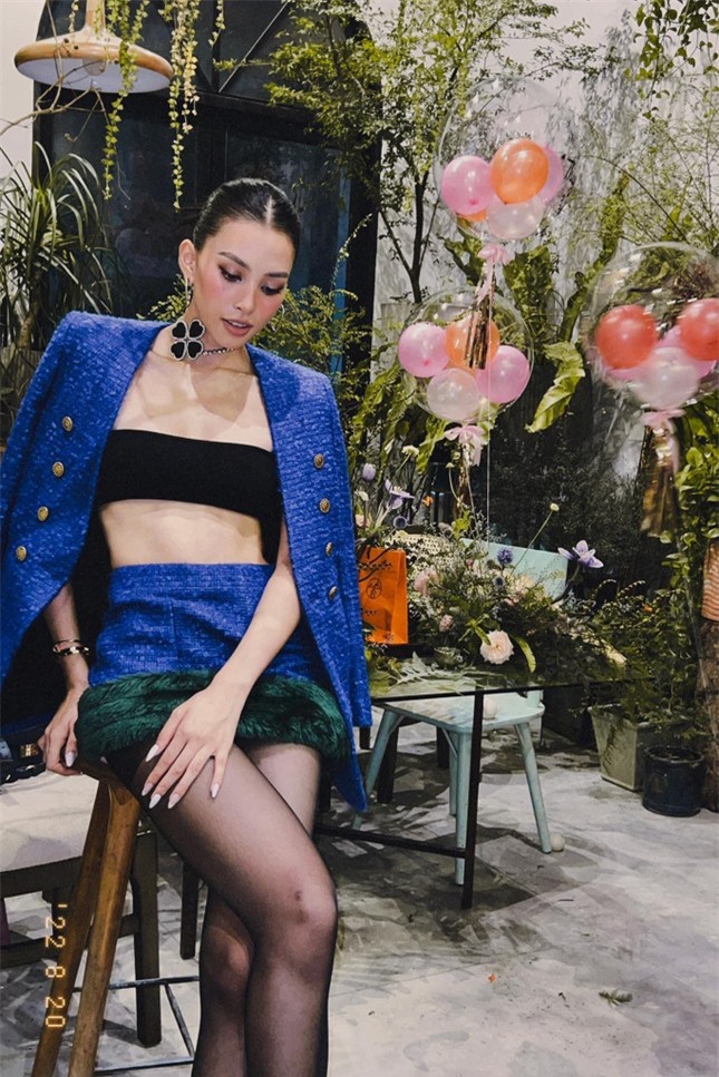 Tiểu Vy diện mốt khoe nội y sexy, Hoàng Thuỳ nóng bỏng không kém với váy cut-out táo bạo ảnh 2