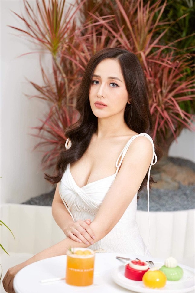 Tiểu Vy diện mốt khoe nội y sexy, Hoàng Thuỳ nóng bỏng không kém với váy cut-out táo bạo ảnh 9