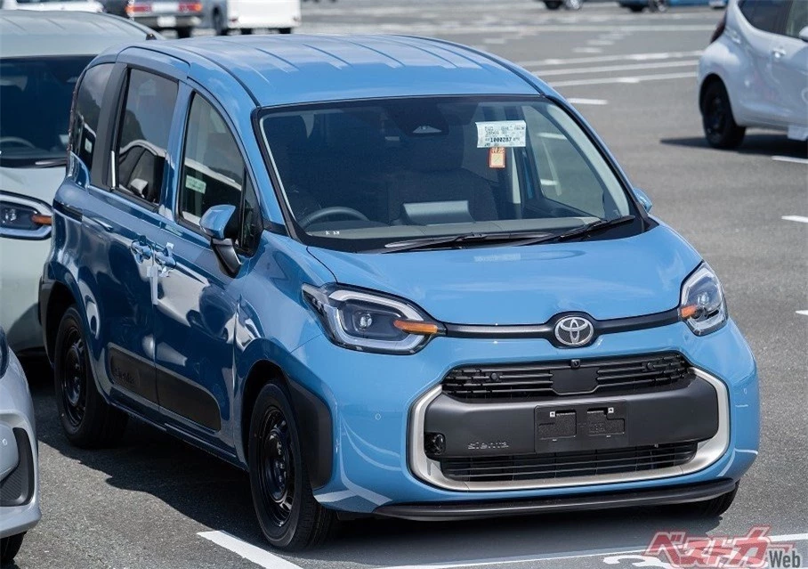 toyota-sienta-2023-8