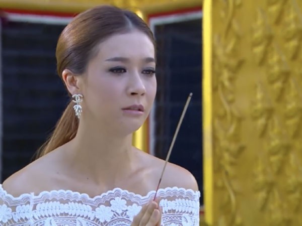 Đến thắp hương cho mẹ chồng cũ, bao thương cảm trong tôi bỗng hóa thành hận thù sau khi nghe người hàng xóm tiết lộ chuyện cũ của bà