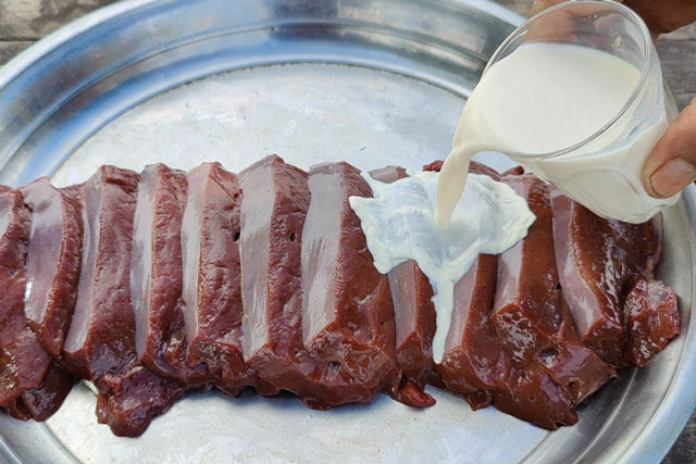 Gan lợn đừng rửa bằng nước: Cho thêm 2 thìa này vào nấu chung là khử hết mùi tanh