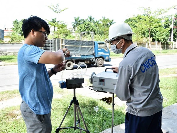 Quan trắc môi trường không khí trước Khu chung cư xã hội Hòa Khánh