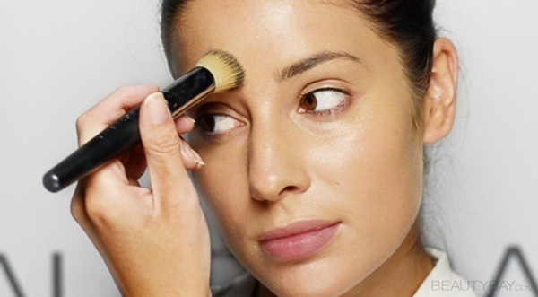 Mụn chồng chất mụn vì thói quen trang điểm không đúng