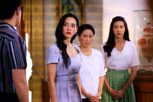 Giỗ đầu mẹ chồng tôi chẳng may làm vỡ chiếc bình cổ, nhìn thứ rơi ra tất cả kinh hoàng