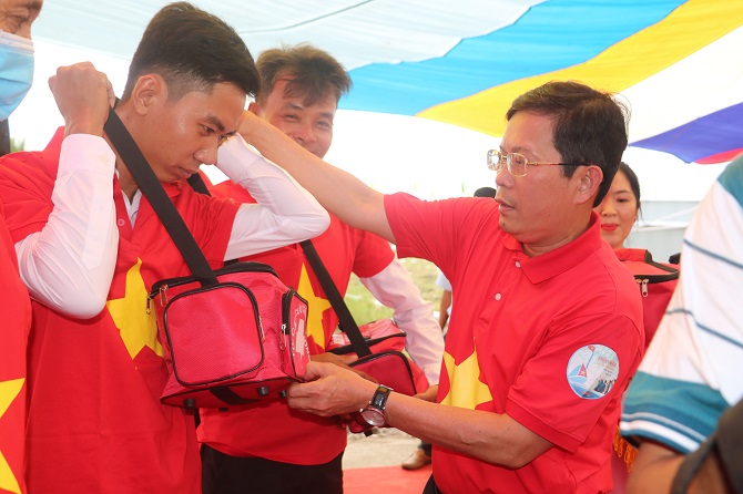 Trao 10.000 lá cờ Tổ quốc và 100 xe đạp tại Cà Mau