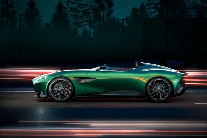 Cận cảnh Aston Martin DBR22 - Siêu xe không kính chắn gió