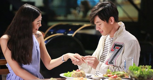 Đêm tân hôn vợ khoe có quà khủng tặng chồng, tôi hóa đá nhìn tấm chăn tung ra