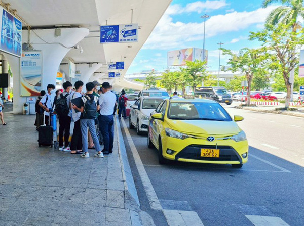 Xử lý gần 60 vụ việc taxi, Grab vi phạm tại sân bay Đà Nẵng