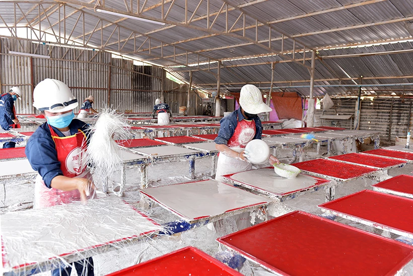 Công nhân người Lào sản xuất tấm trần thạch cao tại nhà máy