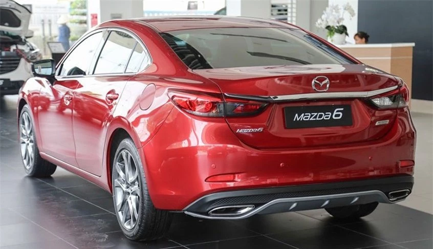 Giảm sâu gần 80 triệu đồng, Mazda 6 'chạy nước rút' tháng 7 Âm lịch, làm khó Toyota Camry 176341
