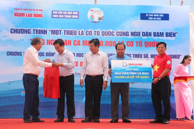 Tổng Biên tập Báo Người Lao Động Tô Đình Tuân trao bảng tượng trưng 10.000 lá cờ cho lãnh đạo UBND tỉnh Cà Mau
