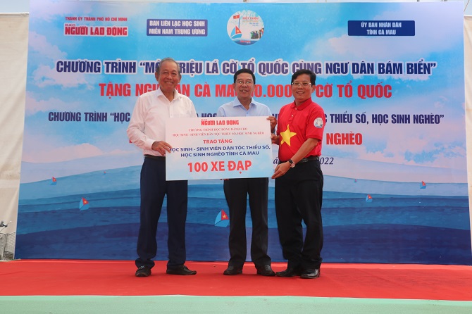 Nguyên Phó Thủ tướng Thường trực Chính Phủ Trương Hòa Binh và Tổng Biên tập Báo Người Lao Động trao bảng tượng trưng 100 xe đạp cho đại diện tỉnh Cà Mau