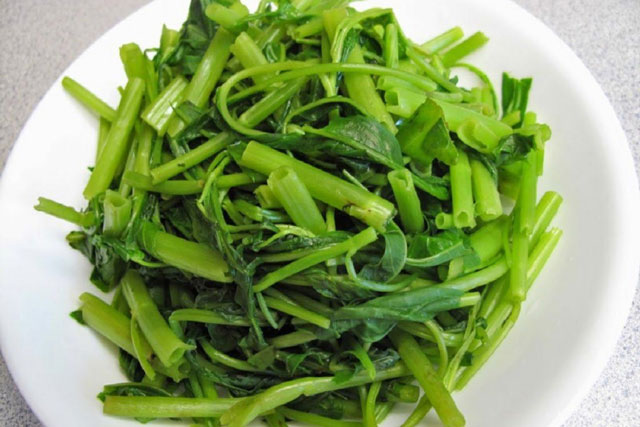 Luộc rau muống đừng đổ thẳng nước lạnh vào nồi: Thả thêm thứ này rau xanh mướt giòn sần sật không bị thâm đen