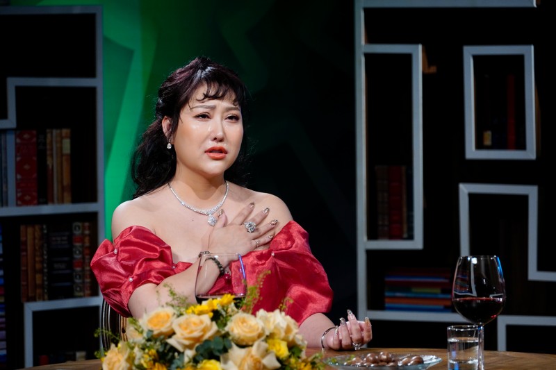 Phi Thanh Vân: Tôi sốc khi chồng lấy mã tấu chém nát đồ đạc trong nhà