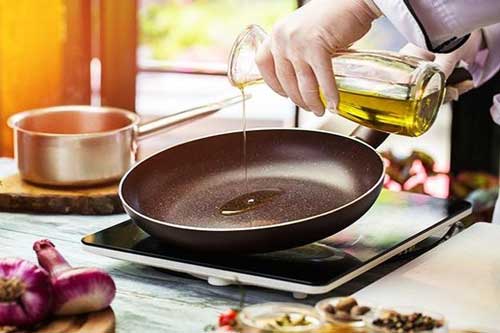 Dùng lại dầu ăn có thể gây ung thư, không muốn 'hại đủ đường' thì dừng ngay