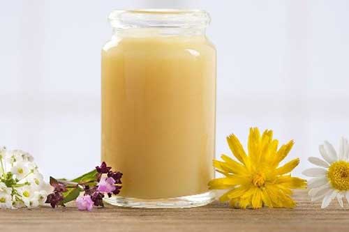 Sữa ong chúa có tác dụng thần kỳ trong làm đẹp và sức khỏe nhưng lại 'đại kỵ' với những người sau