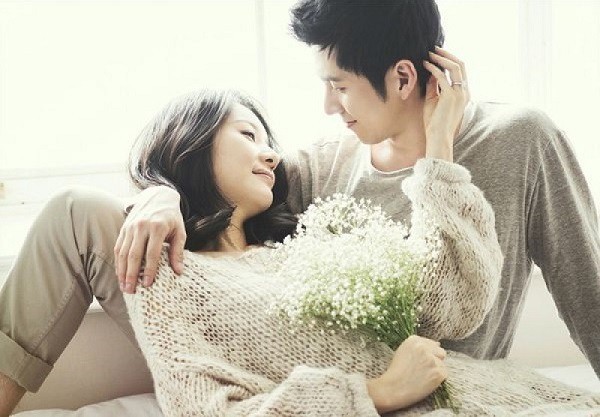 Không thấy chồng trong đêm tân hôn, tôi đi tìm thì bất ngờ nghe được câu thì thầm máu lạnh của anh qua điện thoại