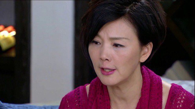 Về ra mắt bị chê bán hoa quả “xách dép” cho chồng, tôi chìa xấp giấy khiến họ biến sắc