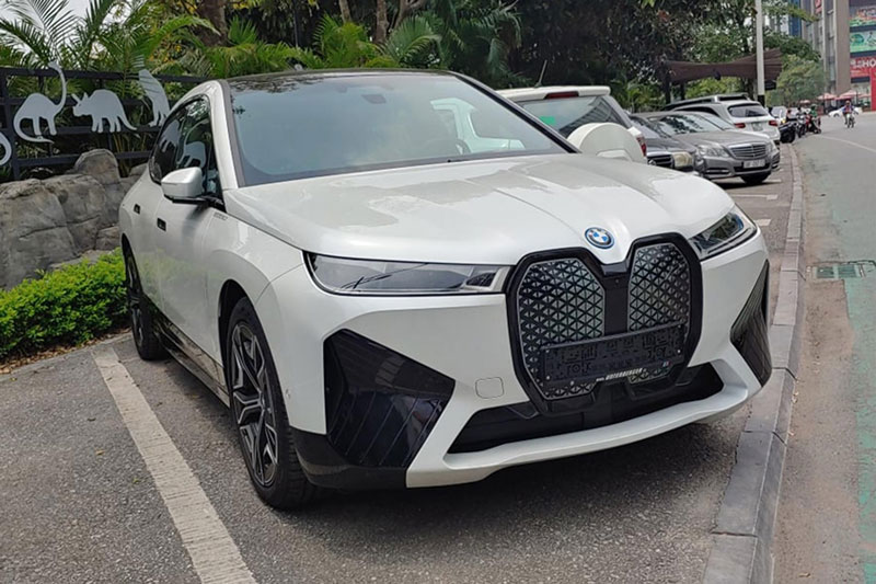 SUV điện BMW iX đầu tiên về Việt Nam, nằm chung phân khúc với VinFast VF 8