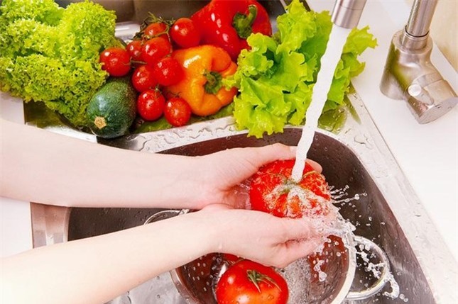 Những sai lầm tai hại khi rửa trái cây và rau quả vừa mất hết chất vừa 'rước độc vào người' ảnh 3