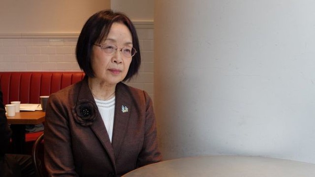 Đến thăm con dâu mới sinh, tôi choáng váng với tấm biển viết tay trước cửa phòng ngủ của cháu