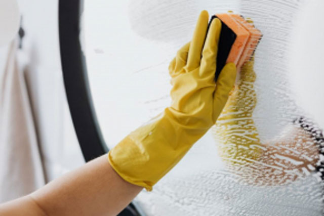 Lau gương phòng tắm đừng dùng nước lã: Lấy thứ này lau nhẹ là gương sáng bóng