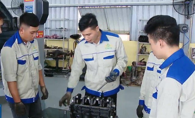 Xu&#x1EA5;t kh&#x1EA9;u lao &#x111;&#x1ED9;ng c&#x1EA7;n chi&#x1EBF;n l&#x1B0;&#x1EE3;c m&#x1EDB;i