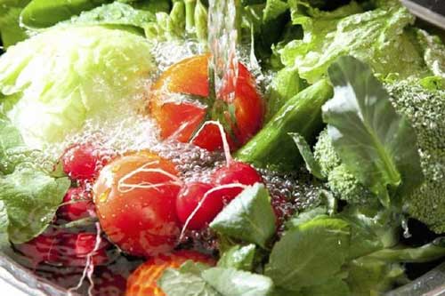 Những sai lầm tai hại khi rửa trái cây và rau quả vừa mất hết chất vừa 'rước độc vào người'